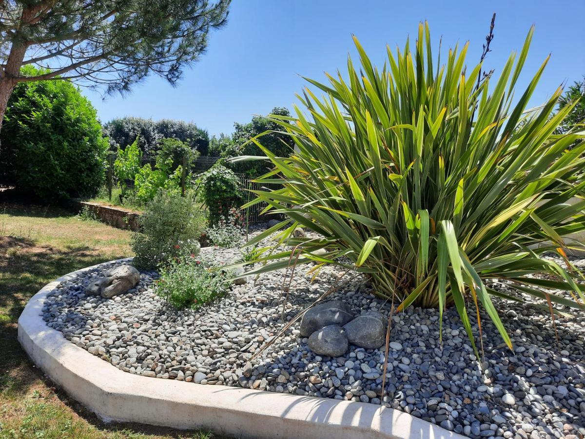 Gite 4 Personnes Avec Piscine Entre Saintes Et Royan Balanzac Esterno foto