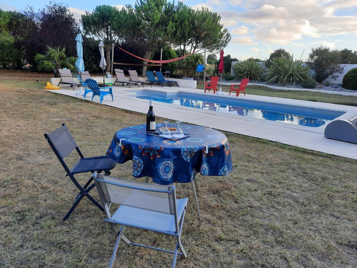 Gite 4 Personnes Avec Piscine Entre Saintes Et Royan Balanzac Esterno foto