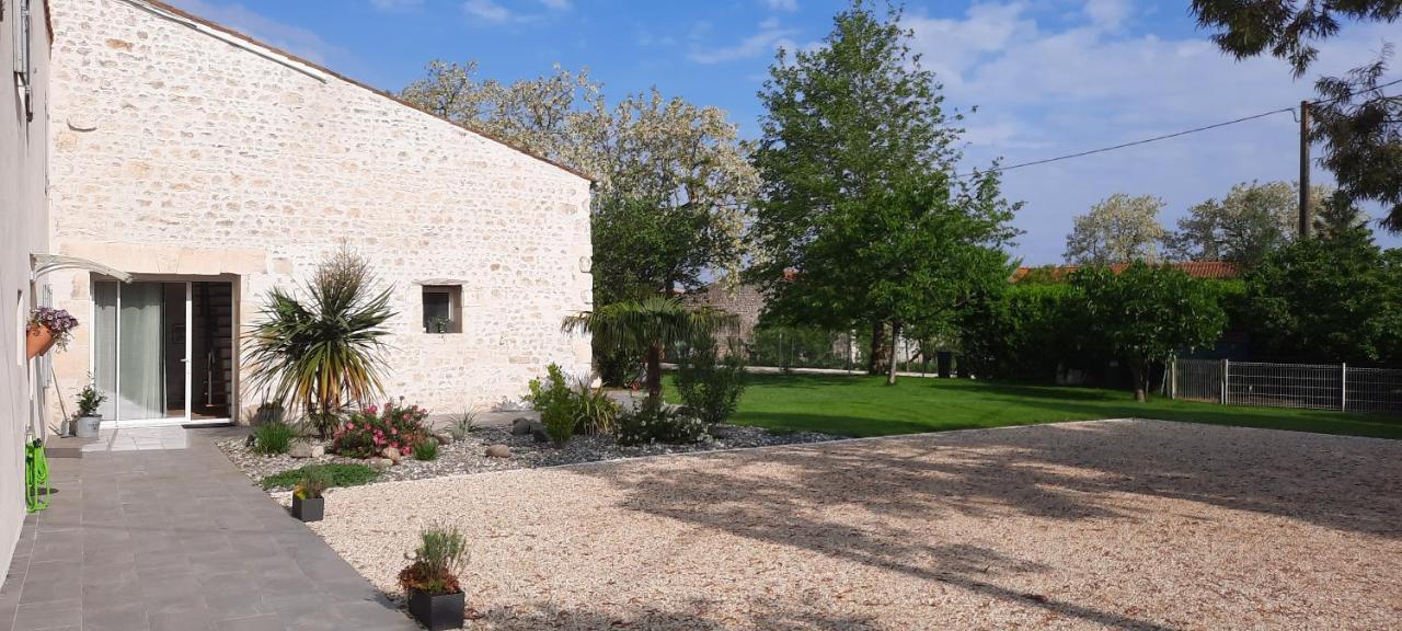 Gite 4 Personnes Avec Piscine Entre Saintes Et Royan Balanzac Esterno foto
